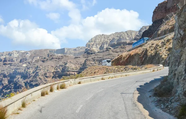 Santorini'de dik kıvrıla kıvrıla gidiş otobüs