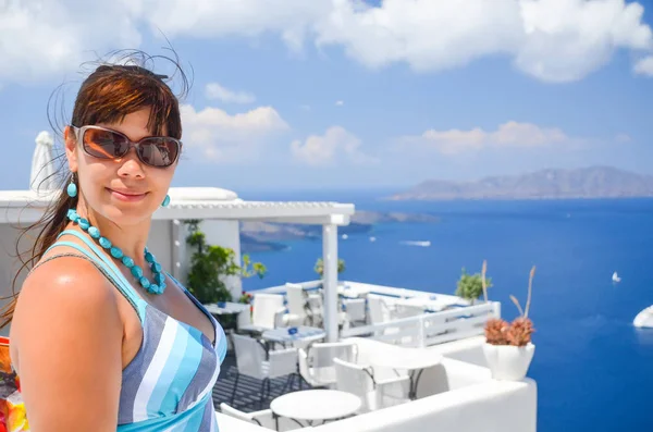 Santorini, dağın üzerinde güzel kız