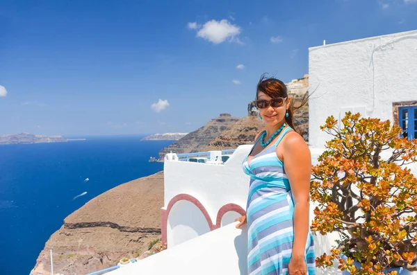 Santorini, dağın üzerinde güzel kız