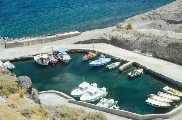 Мальовничій Бухті Рибальські Човни Острові Санторіні — стокове фото