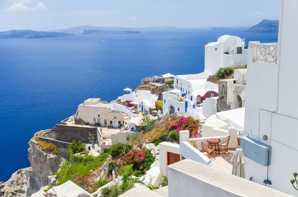 Santorini Adası üzerinde yamaca pitoresk kasaba