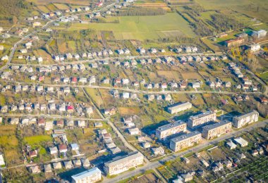 Kutaisi, Gürcistan'ın şehirde iniş zamanında köyü uçan uçak.