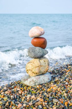 Çok renkli taşlar hakkında Karadeniz Batum, Gürcistan'dan piramit.