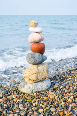 Çok renkli taşlar hakkında Karadeniz Batum, Gürcistan'dan piramit.
