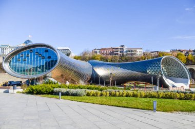 Georgia, Tiflis - 23 Kasım 2014: Merkezi kare fütüristik Kompleksi inşaatı ile sona erer.