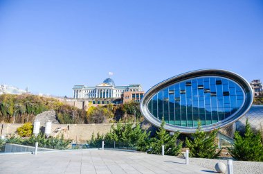 Georgia, Tiflis - 23 Kasım 2014: Merkezi kare fütüristik Kompleksi inşaatı ile sona erer.