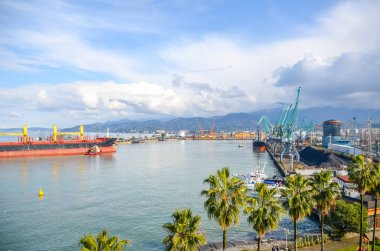 Büyük deniz gemilerin liman Batum için geliyor.