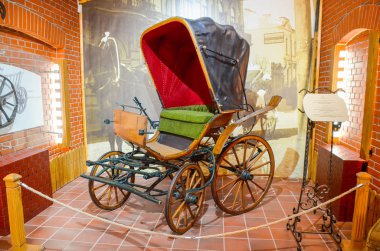 Belarus, Minsk - 08 Nisan 2015: sergiler restorasyon sonrası ziyaretçilere açılan müze içinde