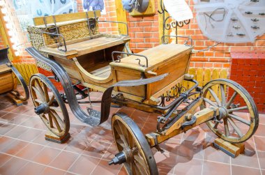 Belarus, Minsk - 08 Nisan 2015: sergiler restorasyon sonrası ziyaretçilere açılan müze içinde