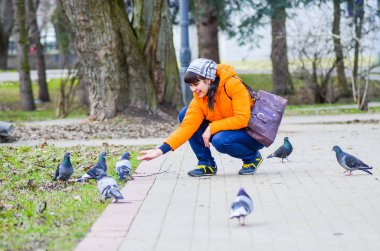 genç kız dan güvercin besleme Park'ta eller