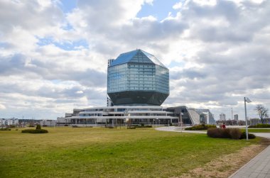 Belarus, Minsk - 08 Nisan 2015: Belarus Milli Kütüphane tepesine tırmanma öğrenciler.