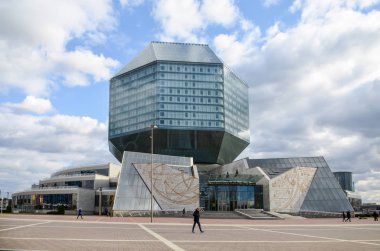 Belarus, Minsk - 08 Nisan 2015: Belarus Milli Kütüphane tepesine tırmanma öğrenciler.