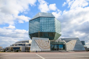 Belarus, Minsk - 08 Nisan 2015: Belarus Milli Kütüphane tepesine tırmanma öğrenciler.