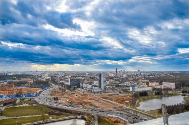 Belarus, Minsk - 08 Nisan 2015: Belarus Milli Kütüphane tepesine tırmanma öğrenciler.