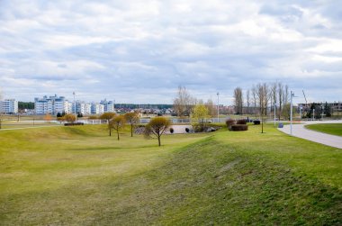 Beyaz Rusya Ulusal Kütüphanesi yakınındaki yeşil çim.