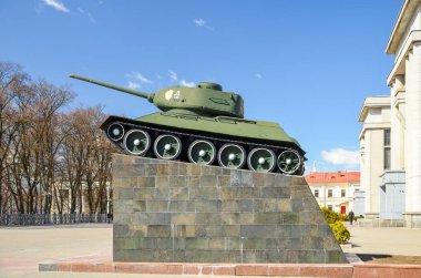 Minsk'te Kaide subayların house yakınındaki tankındaki 