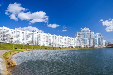 pitoresk nehir Svisloch merkezi Minsk akan.