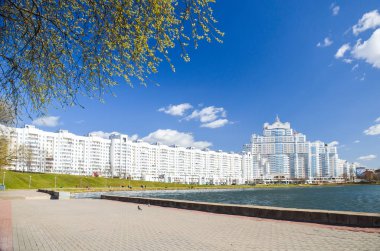 pitoresk nehir Svisloch merkezi Minsk akan.