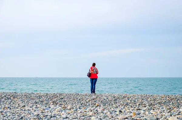 Chica Sentada Piedra Cerca Del Lago Batumi Georgia — Foto de Stock