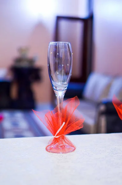 Gyönyörű Esküvői Üveg Vörös Szalaggal — Stock Fotó