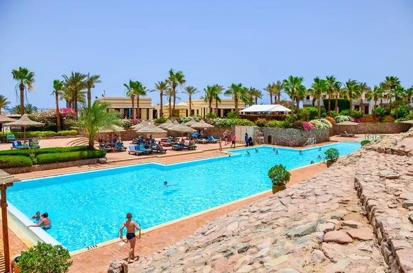 Egipto Sharm Sheikh Junio 2015 Visitantes Descansando Piscina Del Hotel — Foto de Stock