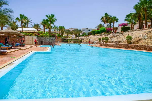 Egipto Sharm Sheikh Junio 2015 Visitantes Descansando Piscina Del Hotel — Foto de Stock