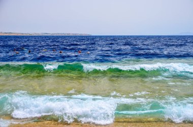 Mısır, Sharm El Sheikh - 08 Haziran 2015: Denizde sörf sırasında Şnorkelle Dalma ziyaretçi.