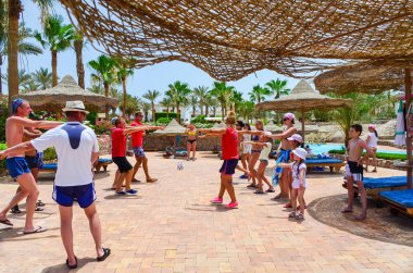 Sharm El Sheikh, Mısır - 08 Haziran 2015: animatörler ziyaretçi dans ve müzik ile eğlenceli