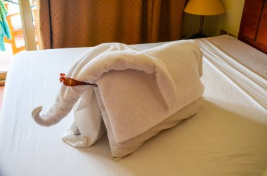 Mısır, Sharm El Sheikh - 8 Haziran 2015: otel personeli müşteriler şaşırtmaya havlu dışarı rakamlı para kazandı