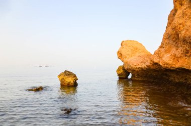 Red Sea, Mısır kıyısında kayalar