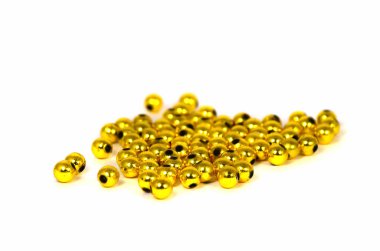 Beyaz arka plan üzerinde beyaz bir arka plan üzerinde dağınık boncuk 