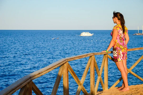Hermosa Joven Admirando Mar Durante Puesta Del Sol — Foto de Stock