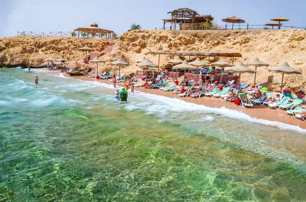 Egypte Sharm Sheikh Juin 2015 Visiteurs Reposant Sur Plage Près — Photo