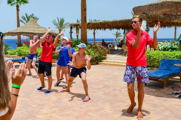 Sharm El Sheikh, Mısır - 08 Haziran 2015: animatörler ziyaretçi dans ve müzik ile eğlenceli