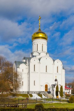 Minsk kilise kışın altın kubbesi ile