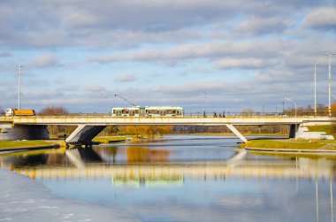 nehrin karşısındaki kentsel yolu Köprüsü