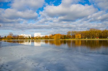 Doğal Svisloch nehir Minsk'te görünümünde kış manzarası 