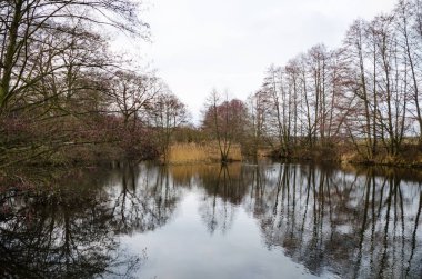 Doğal Svisloch nehir Minsk'te görünümünde kış manzarası 