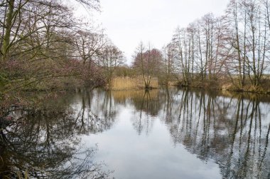 Doğal Svisloch nehir Minsk'te görünümünde kış manzarası 
