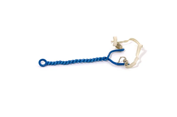 白い背景の青い線から金属製のスリング ショット — ストック写真