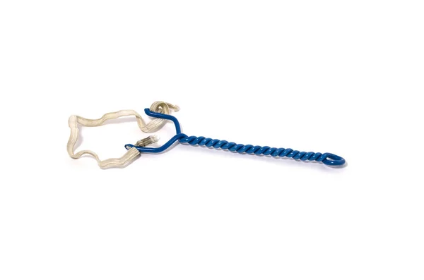白い背景の青い線から金属製のスリング ショット — ストック写真
