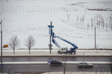 Belarus, Minsk - 13 Mart 2016: Asansör sepet üzerinde çalışmaya tanıtım birlikte panoda onarır.