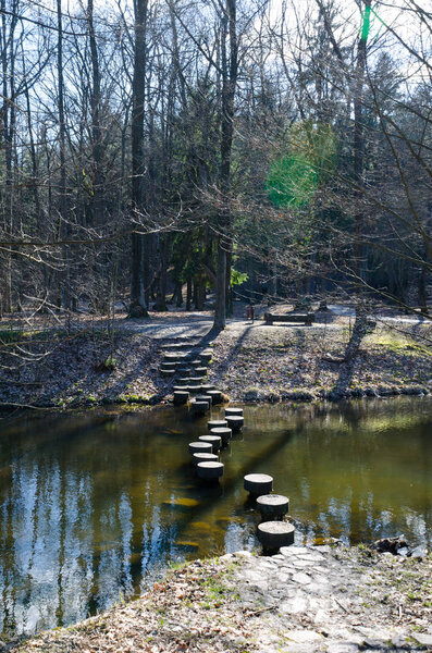 мост через реку в парке
