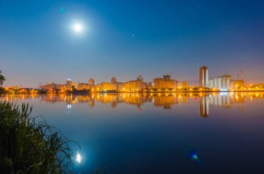 Gece şehir ışıkları su yüzeyinde yansıması