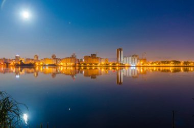 Gece şehir ışıkları su yüzeyinde yansıması