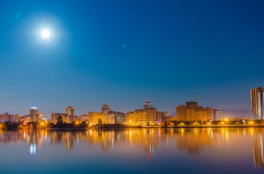 Gece şehir ışıkları su yüzeyinde yansıması