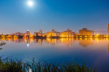 Gece şehir ışıkları su yüzeyinde yansıması