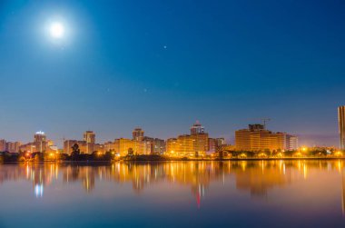 Gece şehir ışıkları su yüzeyinde yansıması