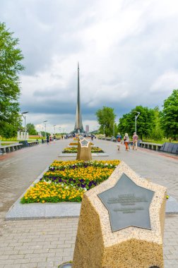 Rusya, Moskova - 12 Temmuz 2016: yaz aylarında Vdnh sokaklar strolling şehrin sakinleri