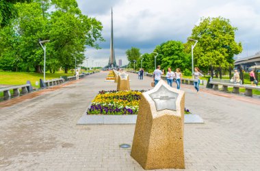 Rusya, Moskova - 12 Temmuz 2016: yaz aylarında Vdnh sokaklar strolling şehrin sakinleri